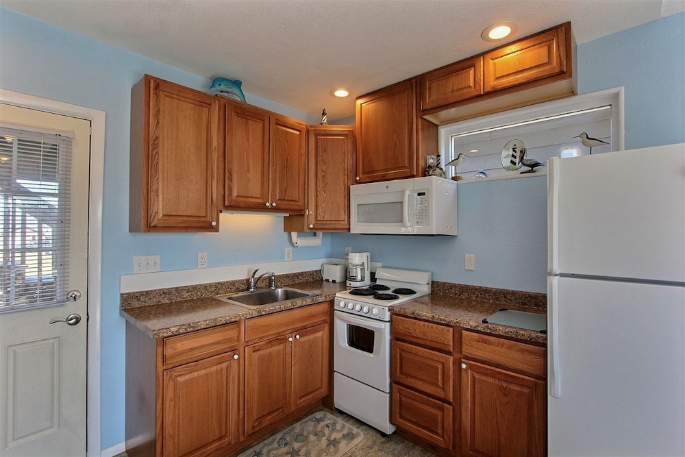 29 Cabana Anna Studio Bedroom Condo by RedAwning