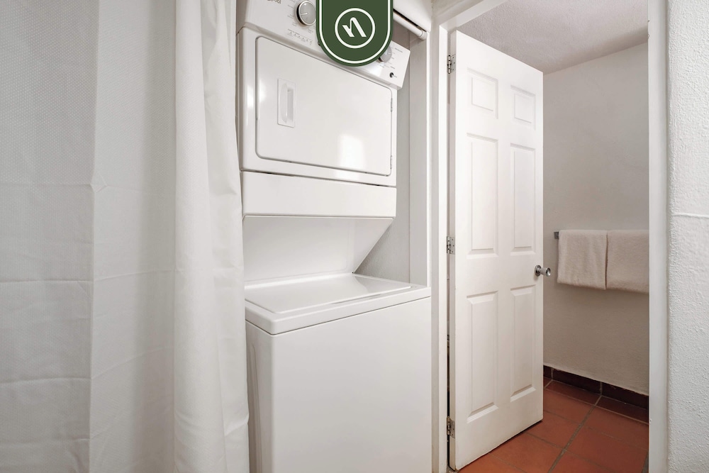 Amazing 1 BR Condo - Partial Oceanview - Pool