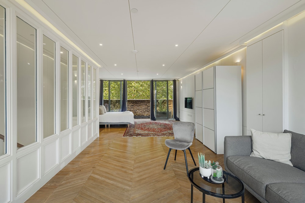 Spacious 5 Bdrm Townhouse in Camden