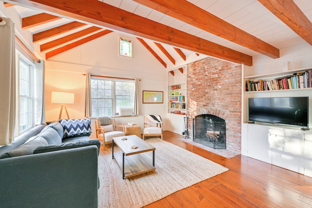 Walk to Amagansett Beach: Cottage w/ Deck!
