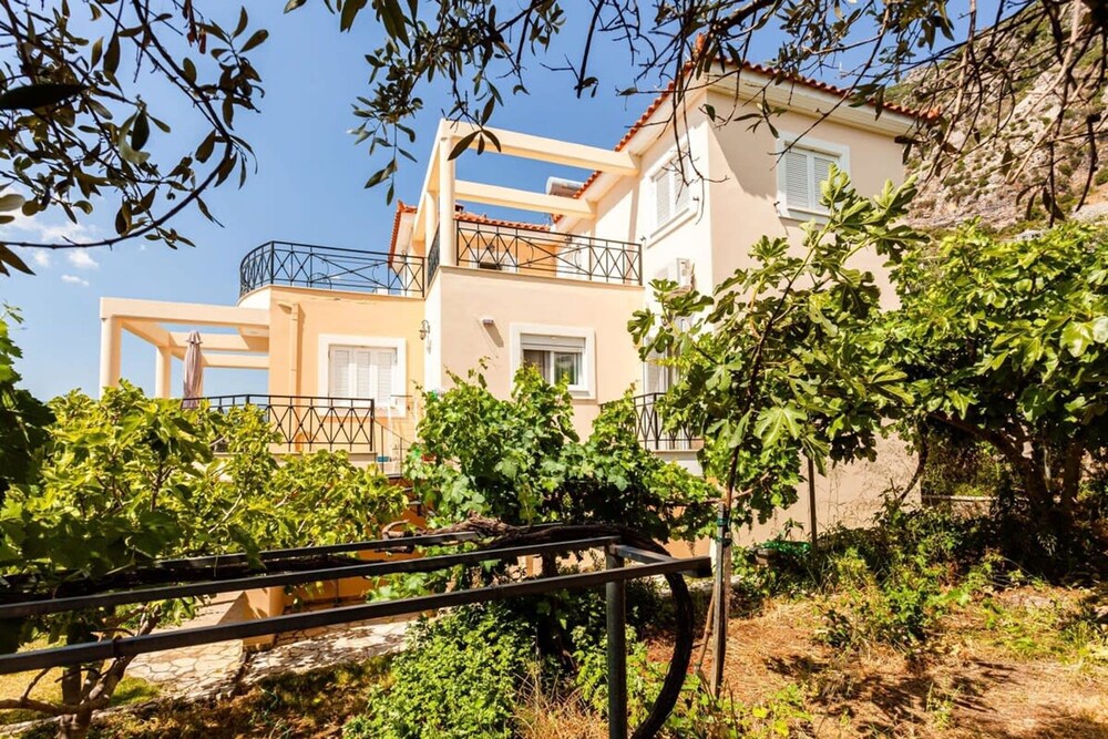 Verga Majestic Sunsets - Elegant Chic Retreat