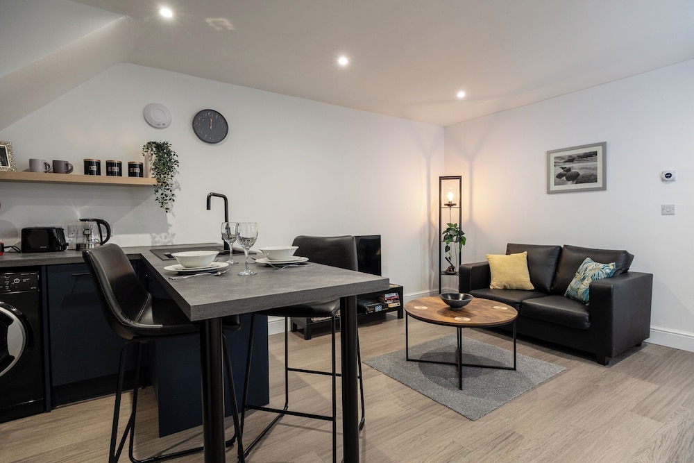 Gorgeous 1 BD in Central Cheltenham