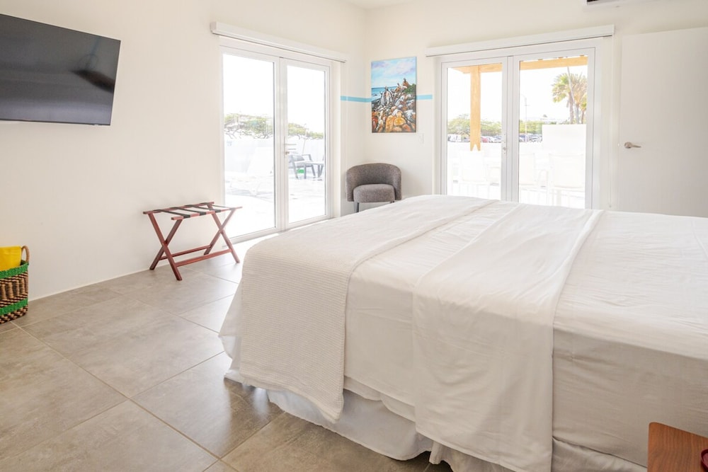Modern Trestrapi Beach Villa 8 bed 8 Bath 2 Pools