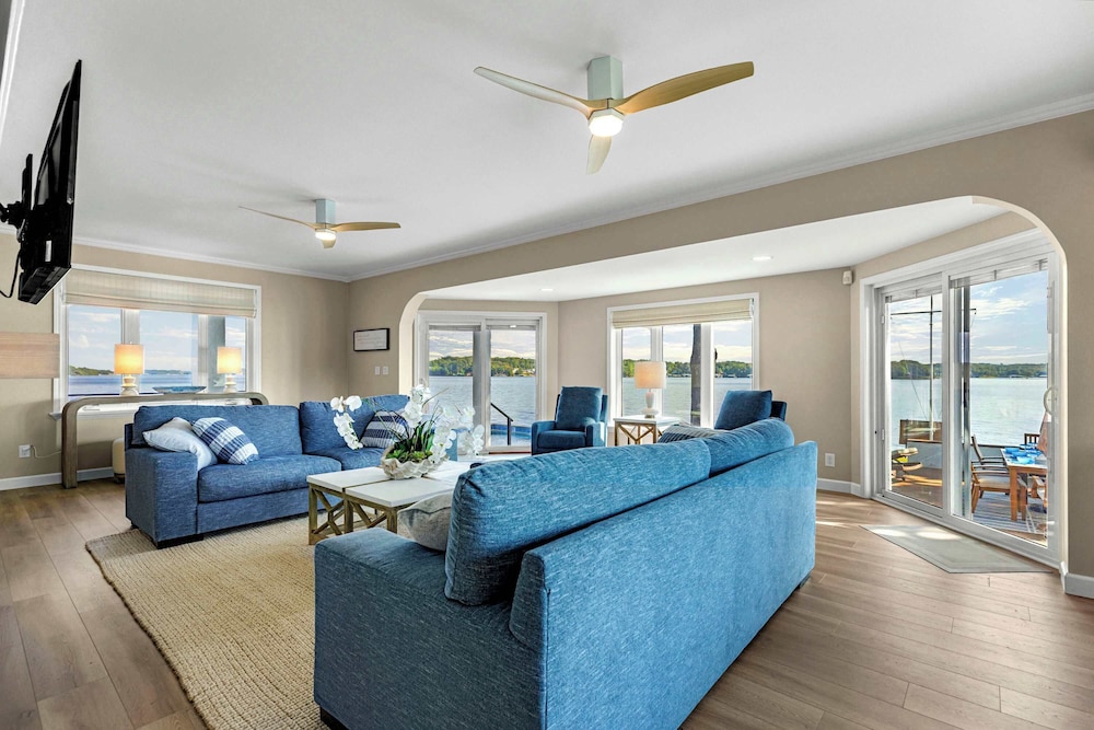 Panoramic Paradise - Lakefront Home for 15