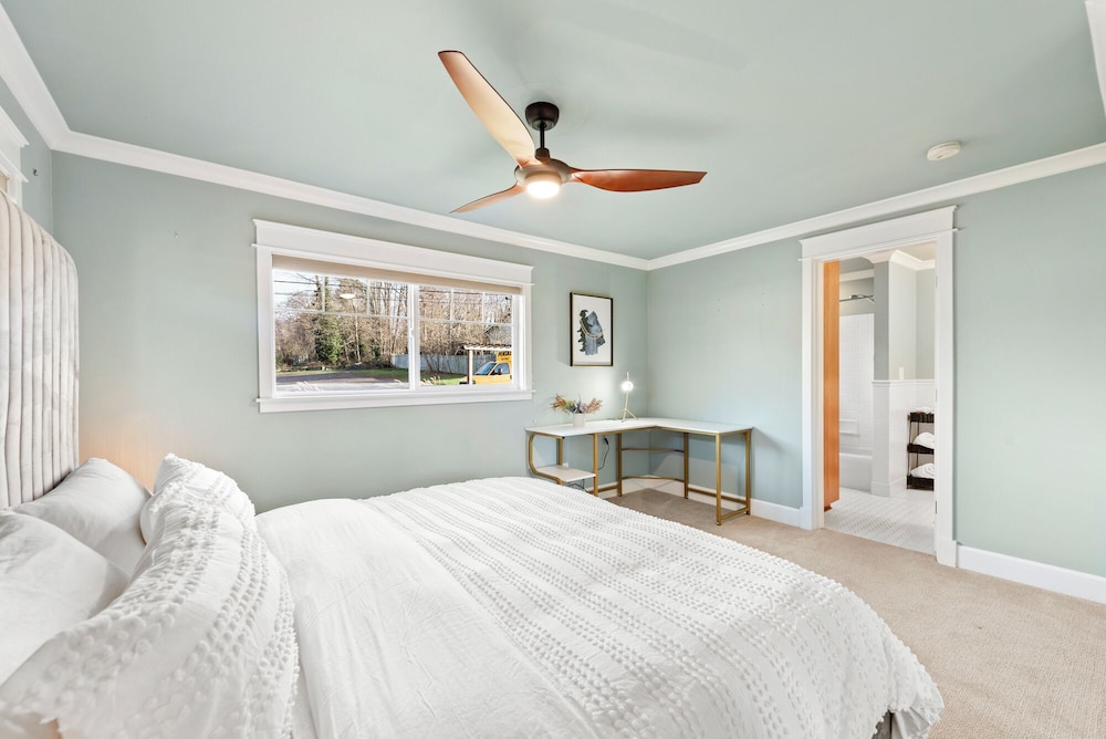 Renton Lakeside Oasis, Lakeview, 4B 2.5B, Spacious