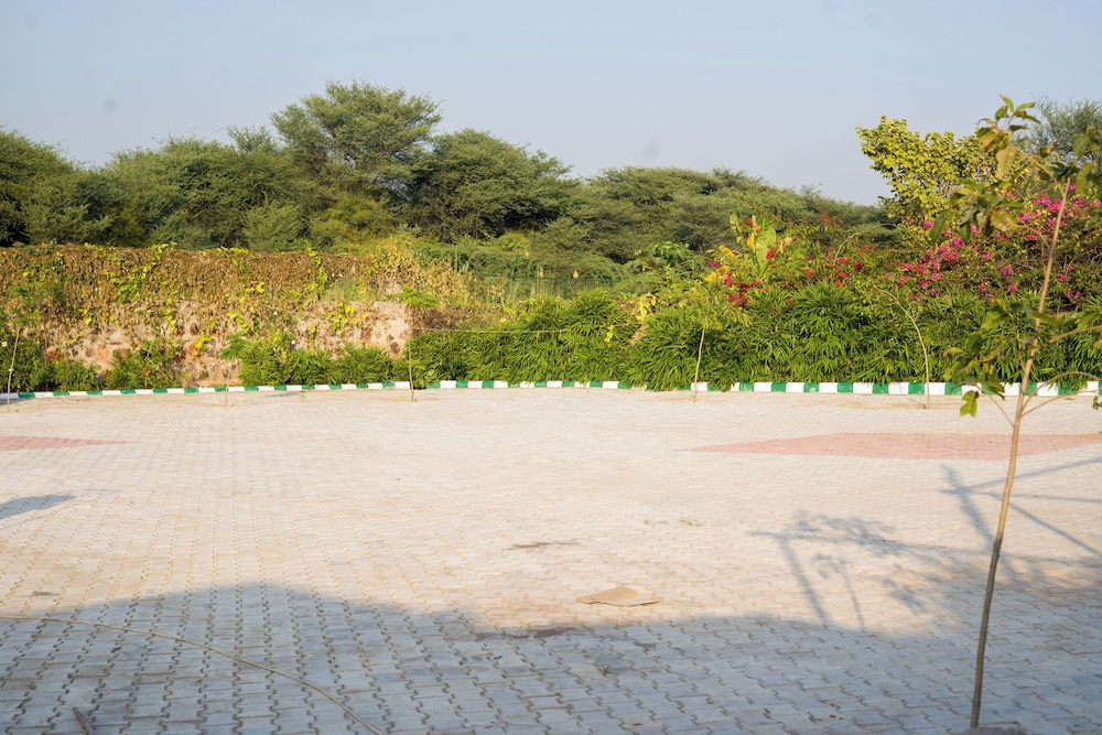 ELIVAAS 5 BHK With Pvt Pool - Zenora