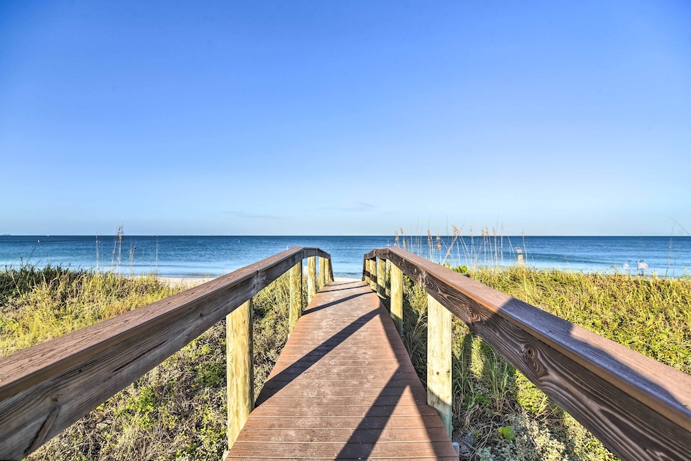 Bright Gulf Coast Escape - 8 Mi to Johns Pass! view 4