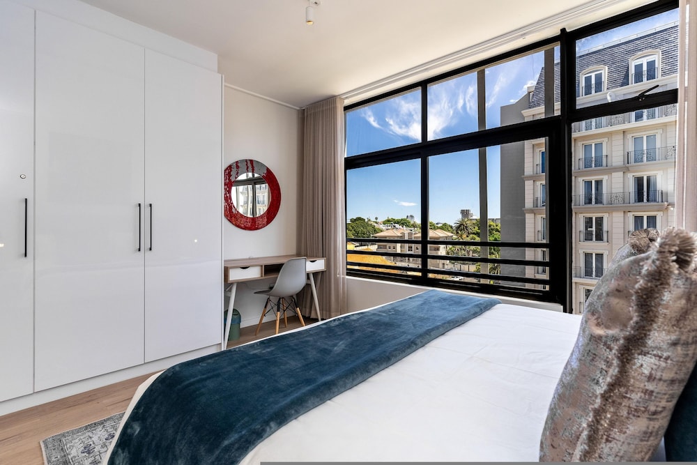 Urban Palette - Modern Artistic Green Point Apt
