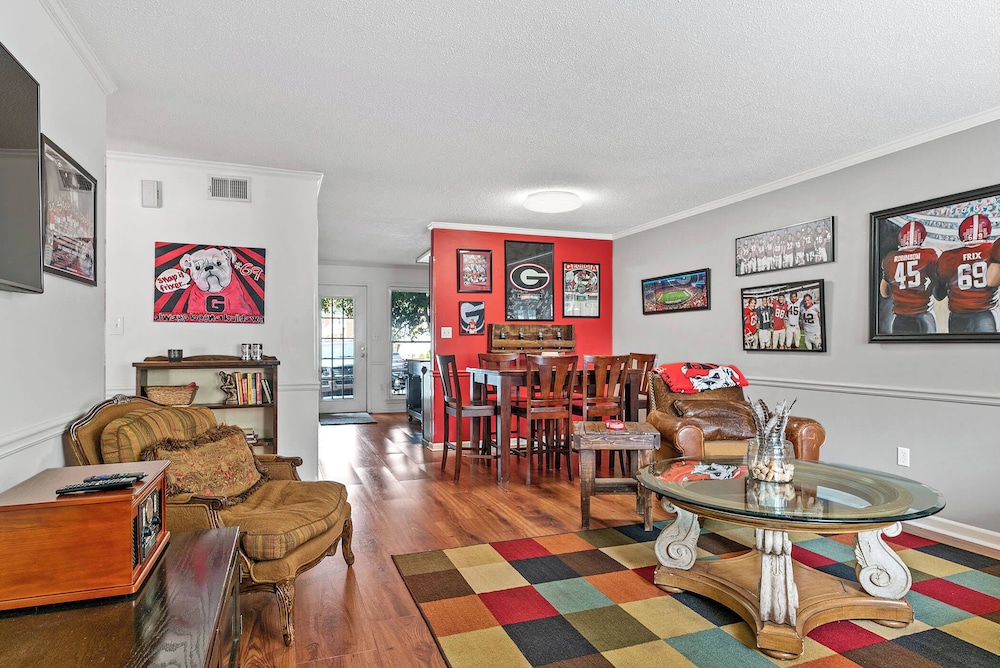 Five Points Dawg Crib On Campus view 3