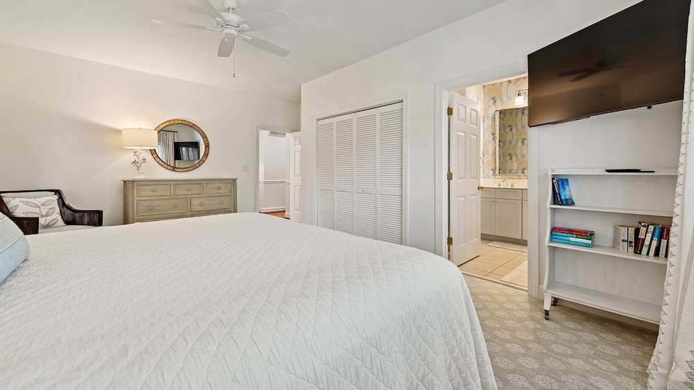 Perfect Blend Of Comfort And Modern Design For A Peaceful Retreat 3 Bedroom Villa by Peace Vacations view 3