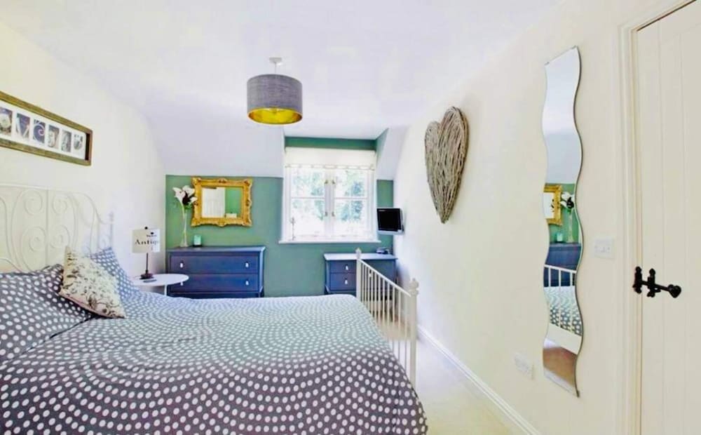 5-bed Home - Sleeps 12, Pool, Garden & Play Area