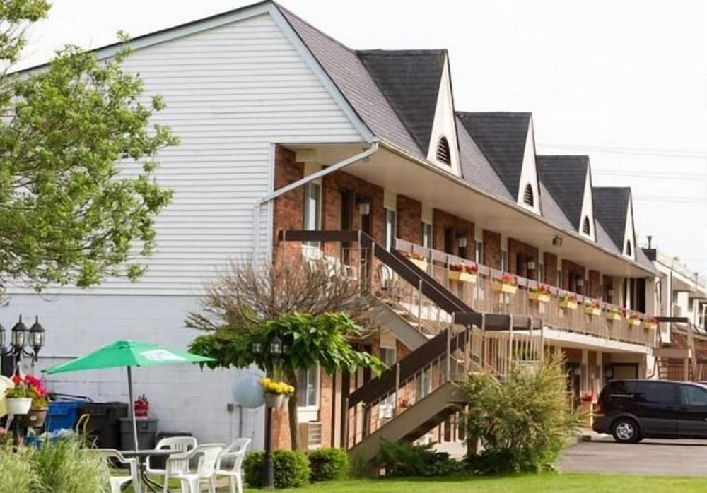 Niagara Falls Motor Lodge - Image 1