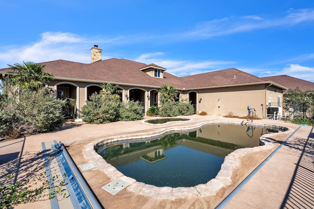 Luxurious 4-Bedroom Oasis with Private Pool Home