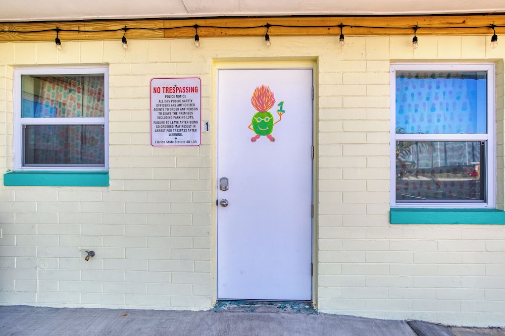 Pineapple Shores Retro Inn