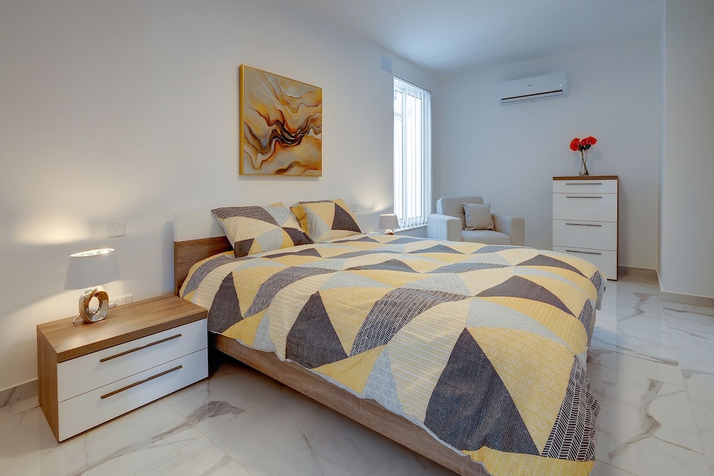 Fabulous Penthouse Close to St George's Bay view 4