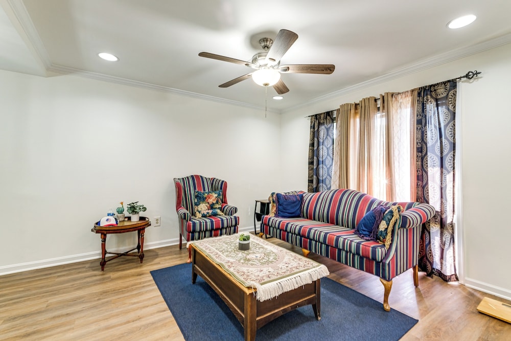 3 Mi to Dulles Airport: D.c. Area Townhome