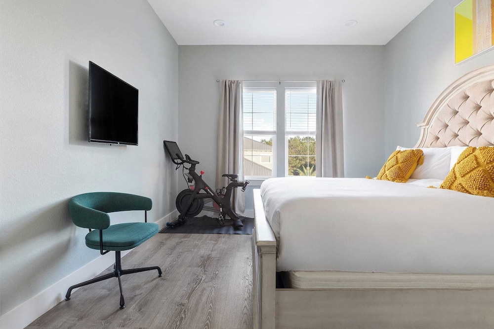 Sleeps 18! 7bdr, Backyard Pool, Walk to Beach Miramar Beach Jewel by Avantstay