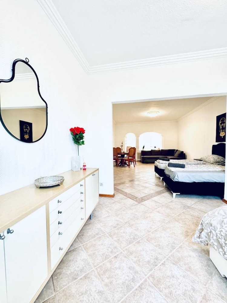 Cozy 7BR Villa Near Blumengarten