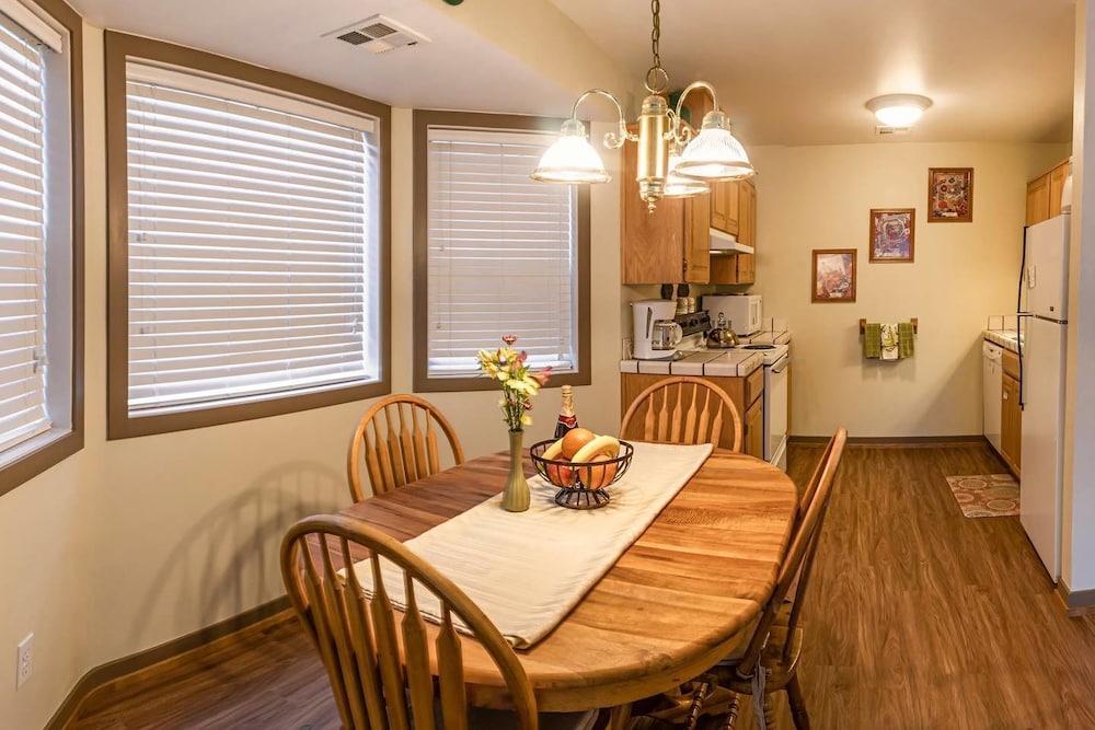 Ashland Vacations - Oak Lawn Cottage 1.5 Blocks to OSF - Property Image 7