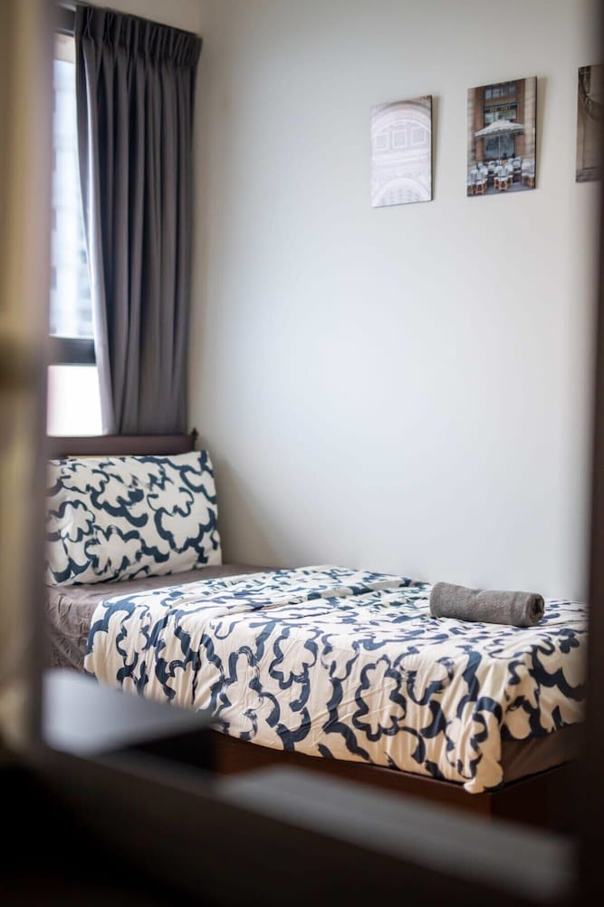 Chic 3BR in Danga Bay With Water Views & Parking