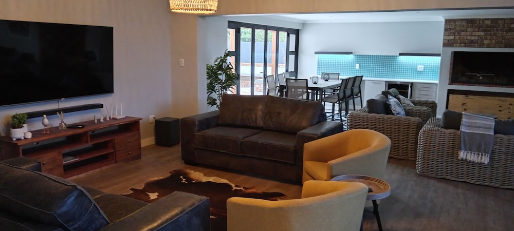 Bessie on Vondeling - Relax in Style at Bessie, Langebaan's Coziest Holiday Home