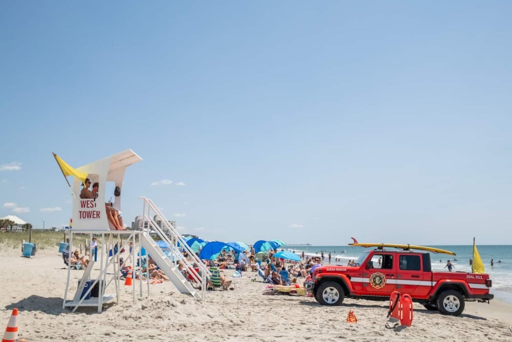 Luxury Beach Condo 5 Min Walk to Beach Shops