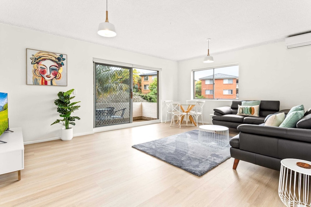 Bright and Convenient Apartment, Close to Shops