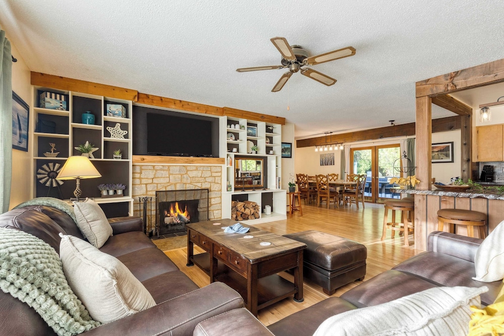 Lodge Trails, Hot Tub, Walk to Cornet Bay