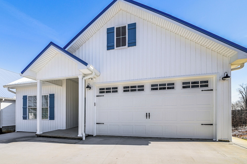 Lake View + Deck: Group Getaway in Grand Rivers!