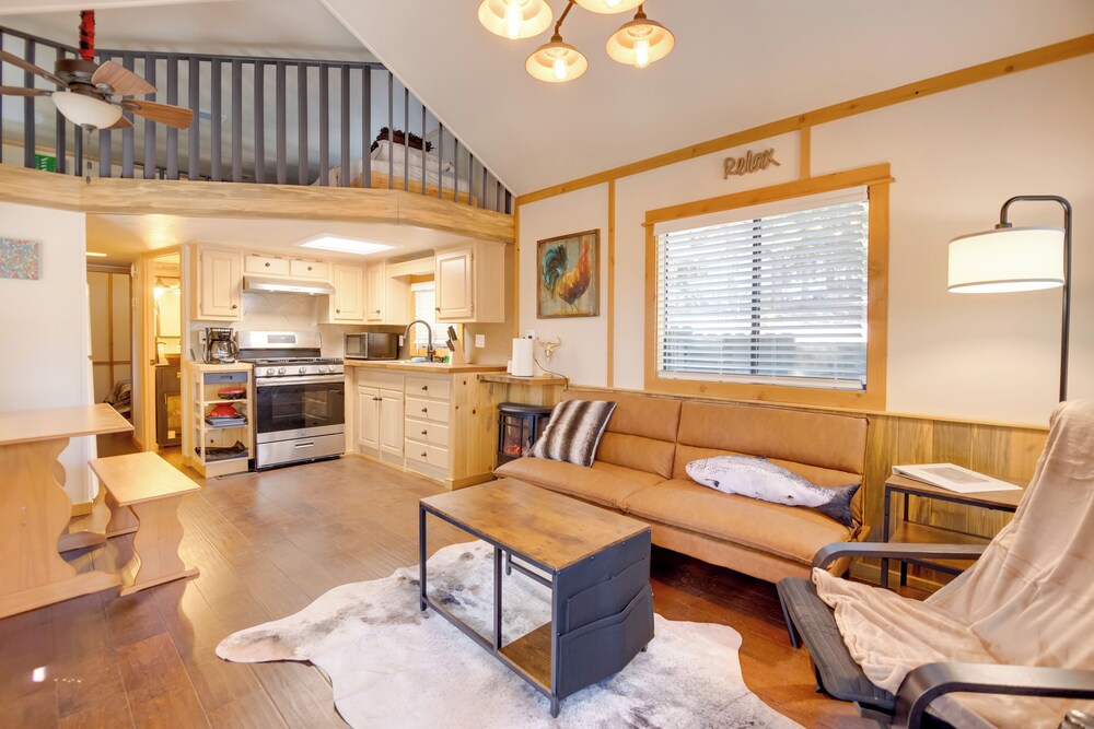 Near Lake Almanor & Golf: Cozy Cabin!