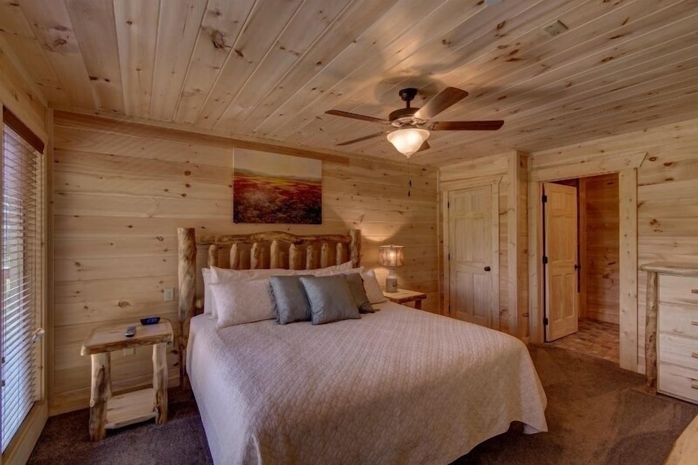 Bare Fu't Chateau - 4 Bedrooms, 4 Baths, Sleeps 14 Home by RedAwning