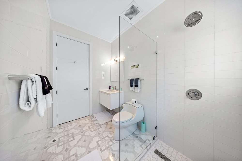 Lux Palm Beach Escape Pool Gym Prime Location