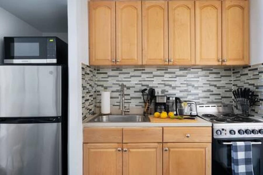 444-4c Newly Renovated Studio in Hell s Kitchen