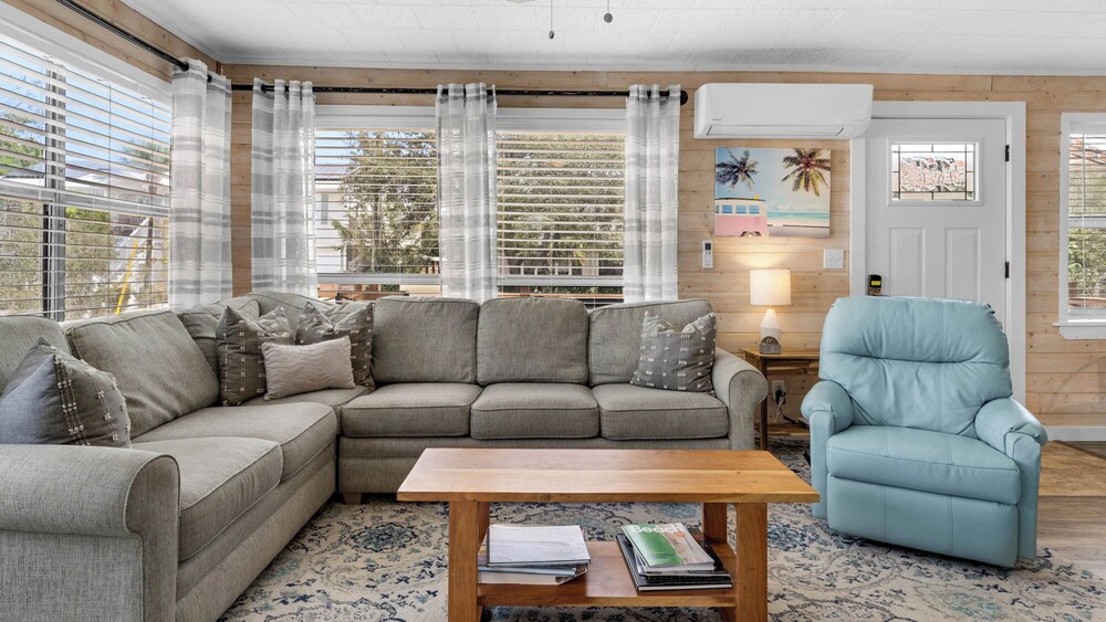 2BR Home, Private Heated Pool, 4 Bikes, Beach Access