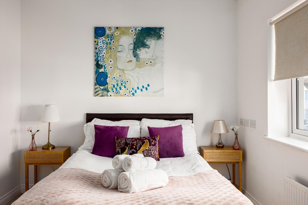 Superb 3-bed House With Parking Garden in London