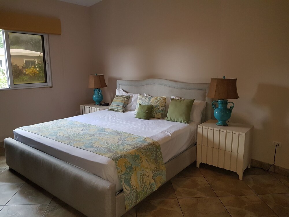 New six bedroom with BBQ and large pool