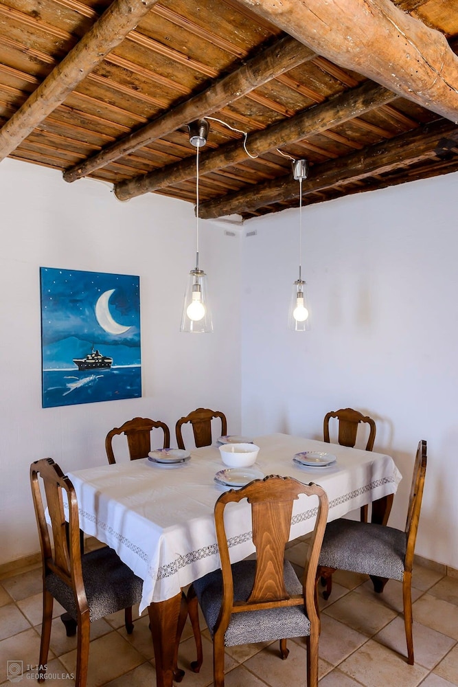 Waveside Sanctuary - Luxurious Seastone Villa