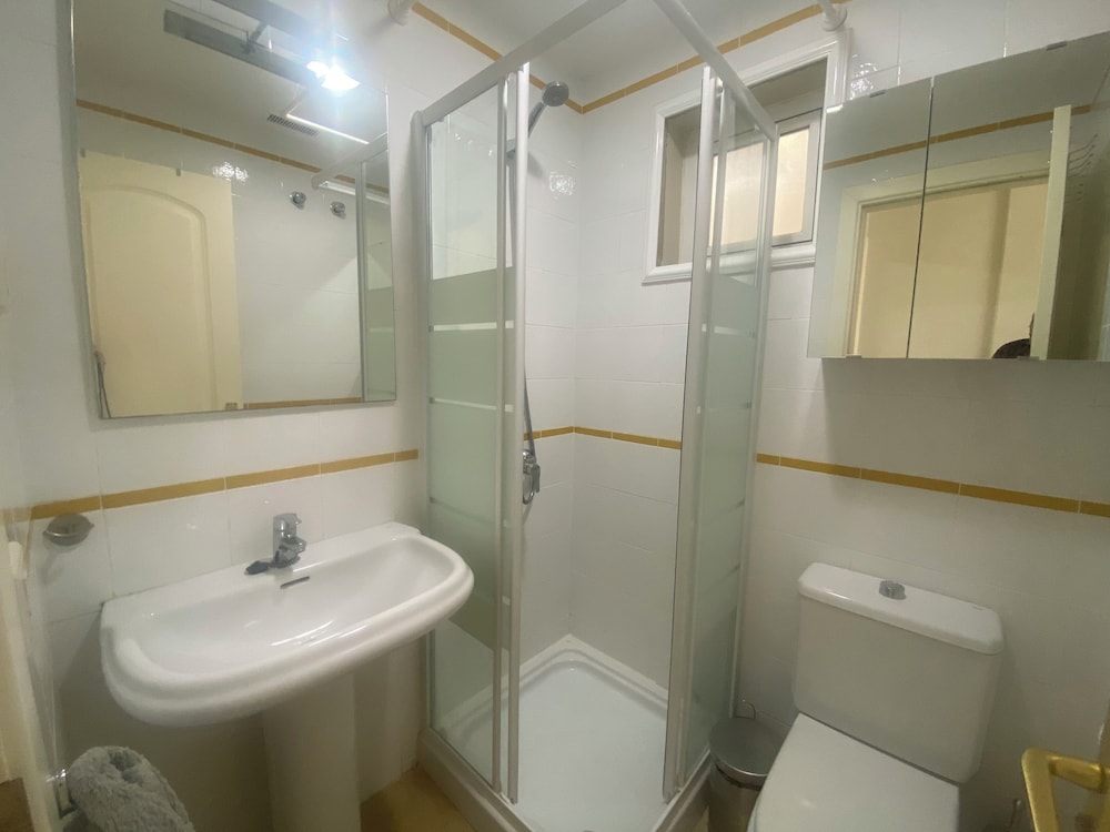New Renovated Family Home Above Swimming Pool!