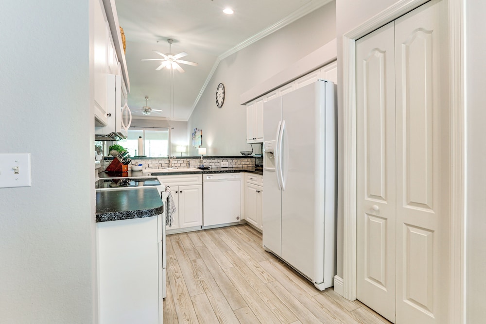 Lake View & Screened Balcony: Estero Getaway!