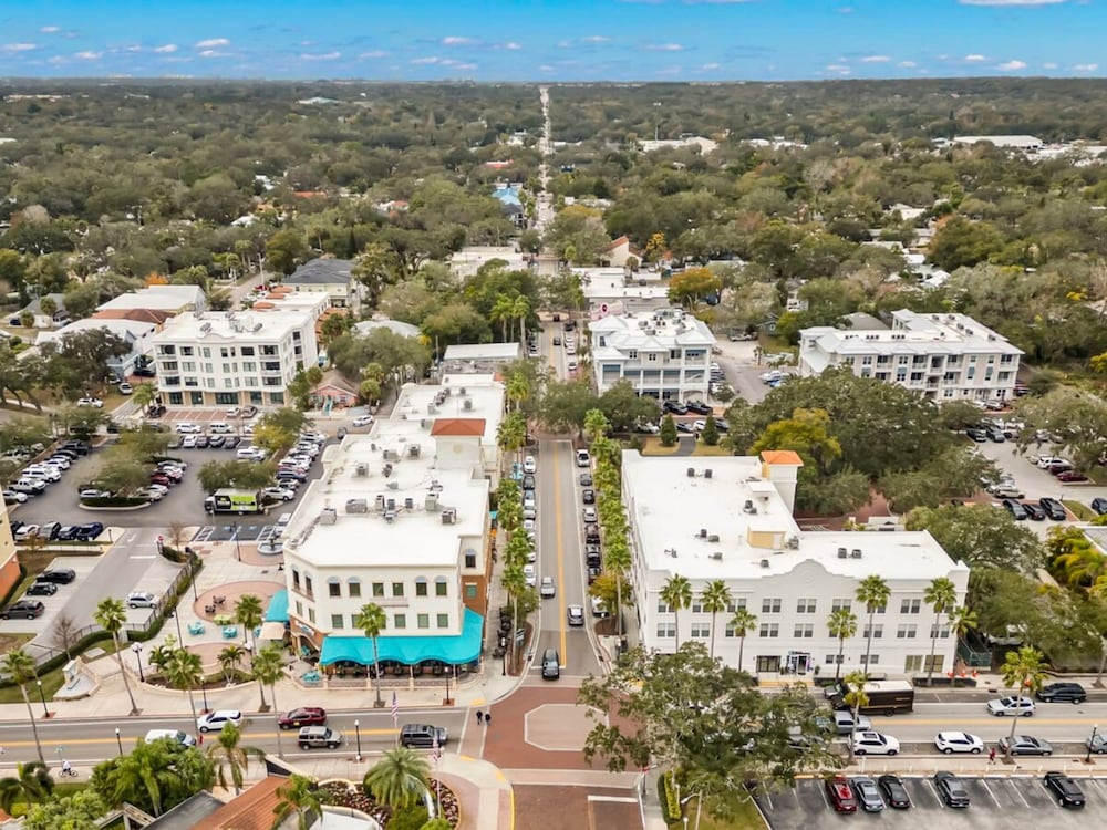 Canopy Cove Stunning 2BR Apt Heart of Downtown view 4