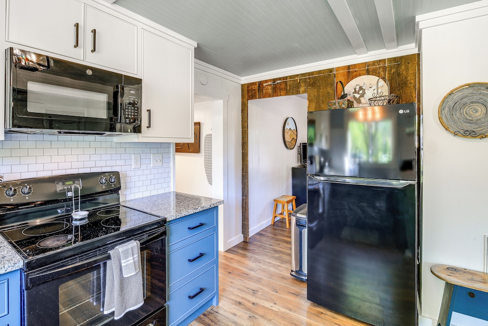 Walk to River & Trails: Cozy Damascus Cottage!