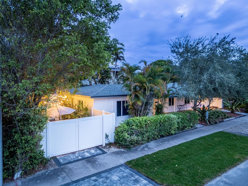Uhost AI 4-unit Gem Mins to Las Olas Beach