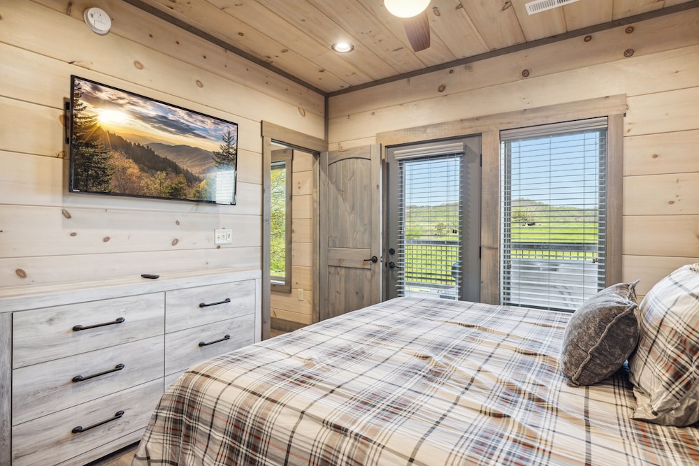 Peaceful Pastures 4 Bedroom Cabin by RedAwning view 4