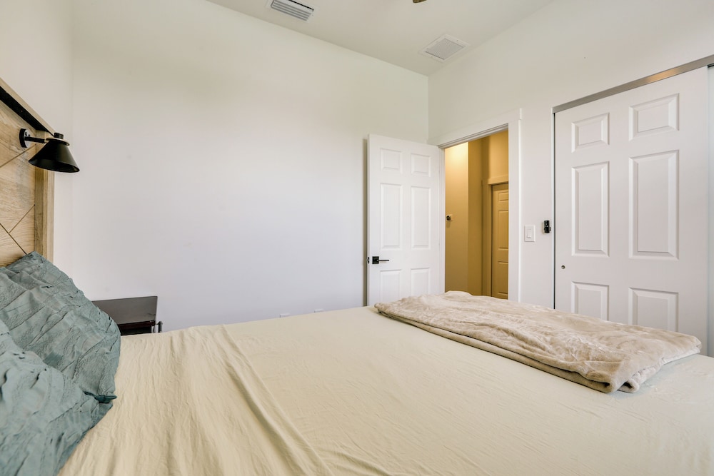 Lehigh Acres Family Getaway w/ Lanai + Golf Nearby