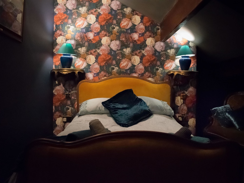 Gin Lounge Rooms