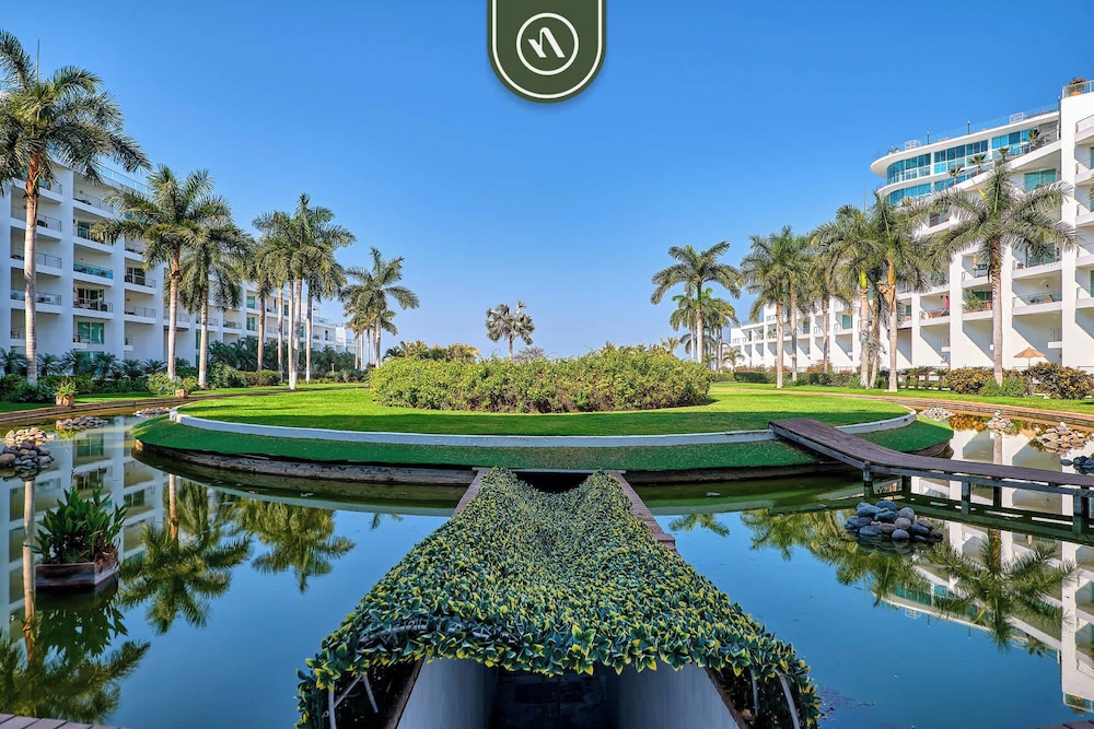 Beachfront 2BR Condo With Pool and Beachclub