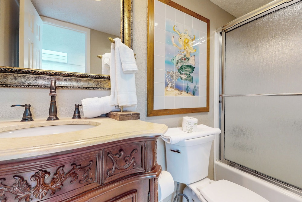Resort 2BR Condo w/ Gulf-front Balcony & Hot Tub
