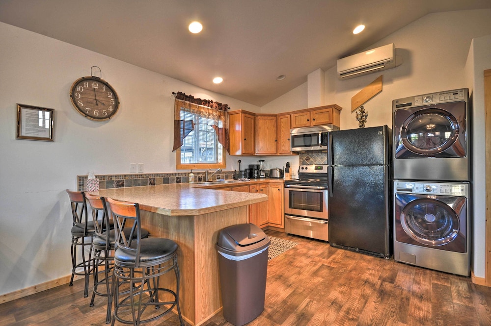 Coastal Retreat in Long Beach: Walk to Attractions view 3