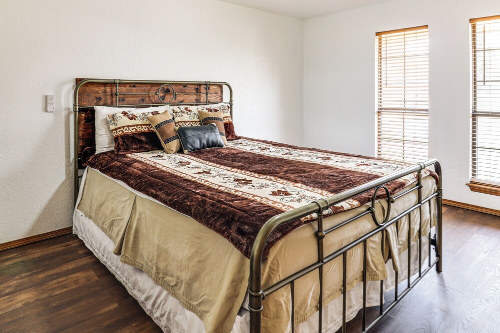 3 Mi to Downtown Roswell: Home w/ Patio + Yard