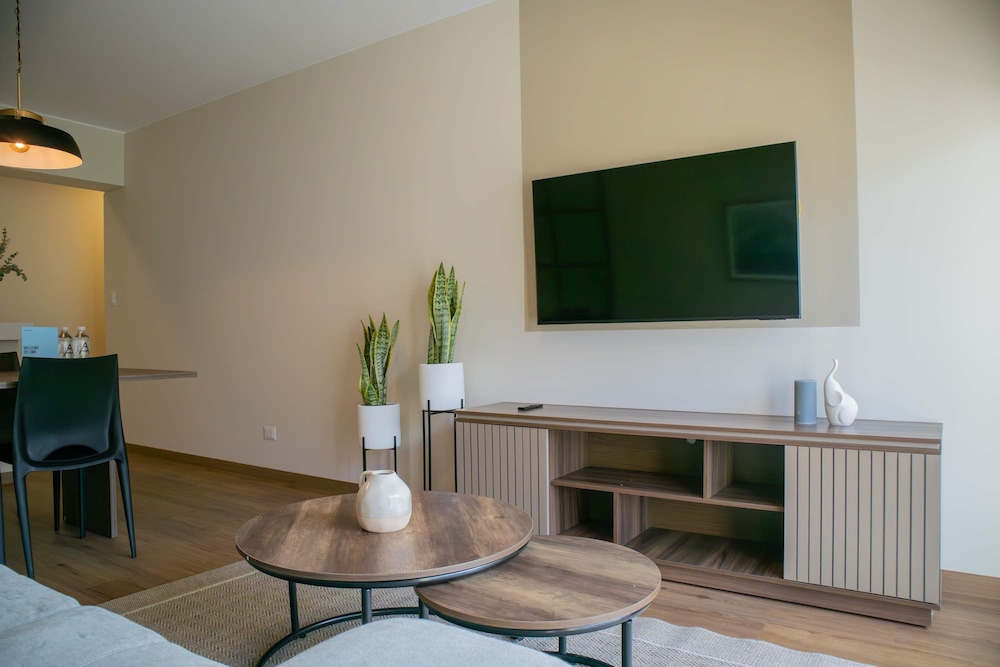 w Striking 1BR w Perfect Balcony Near Kennedy Park
